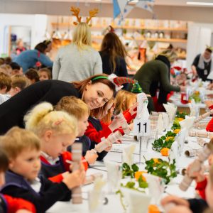 children at lunch